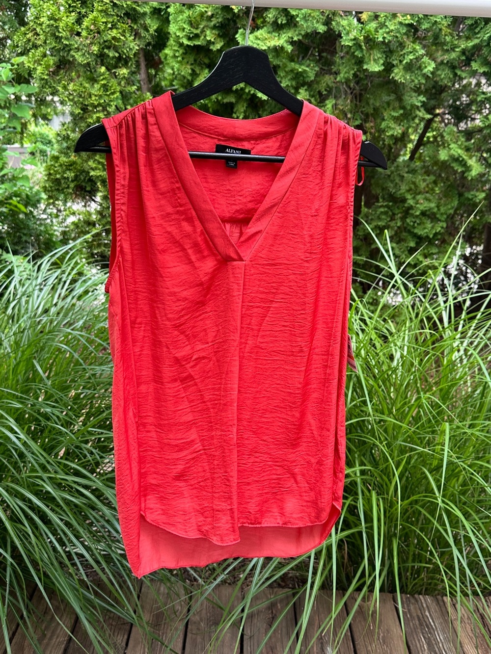 NWT Alfani Red Sleeveless V-Neck Cranberry Spice Tank Top Blouse Size Small
